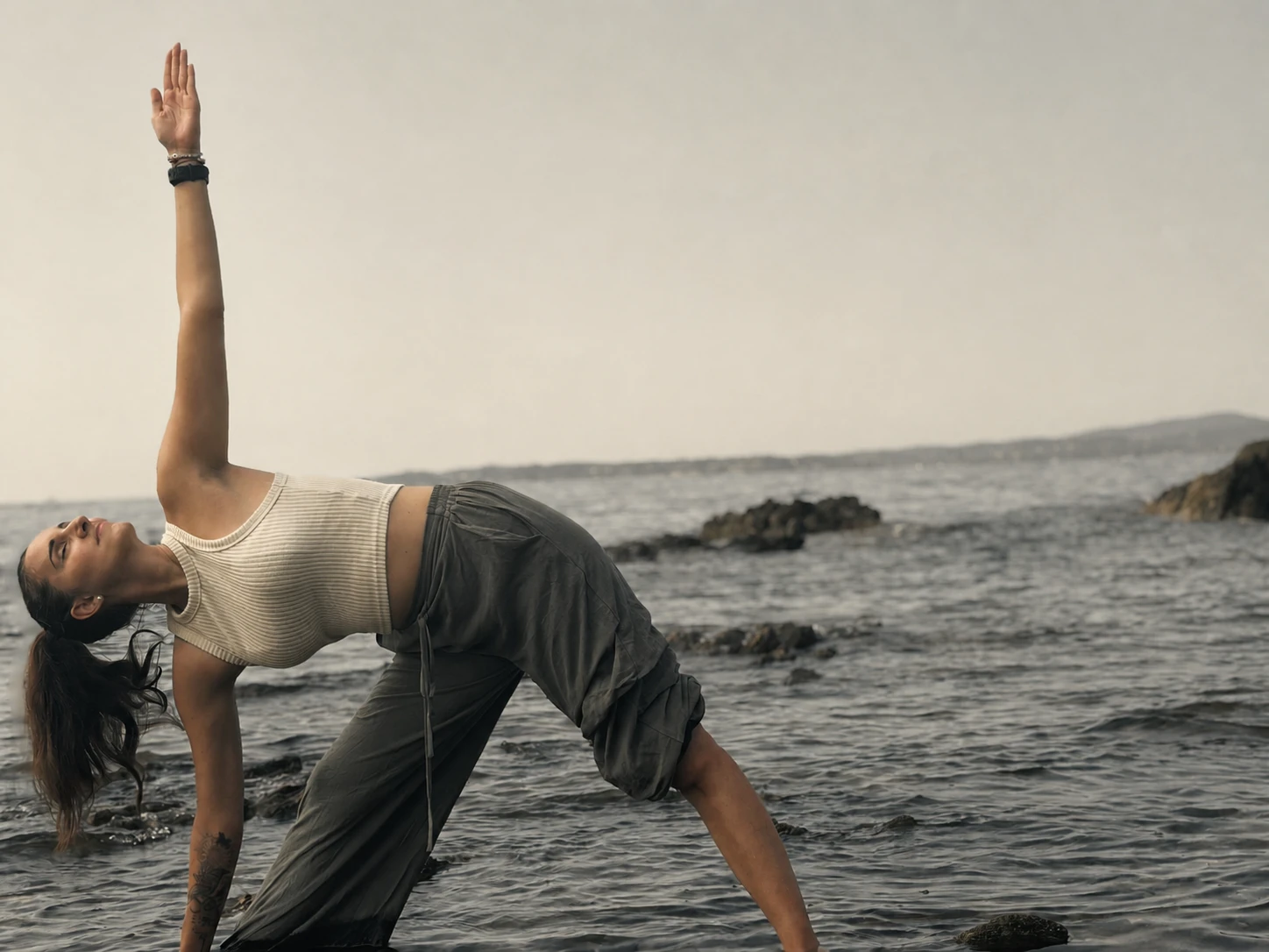 Eva en mouvement face à la mer