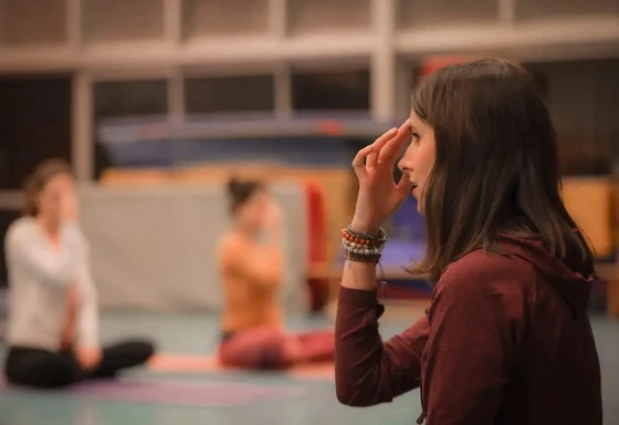 Eva guide un exercice de respiration
